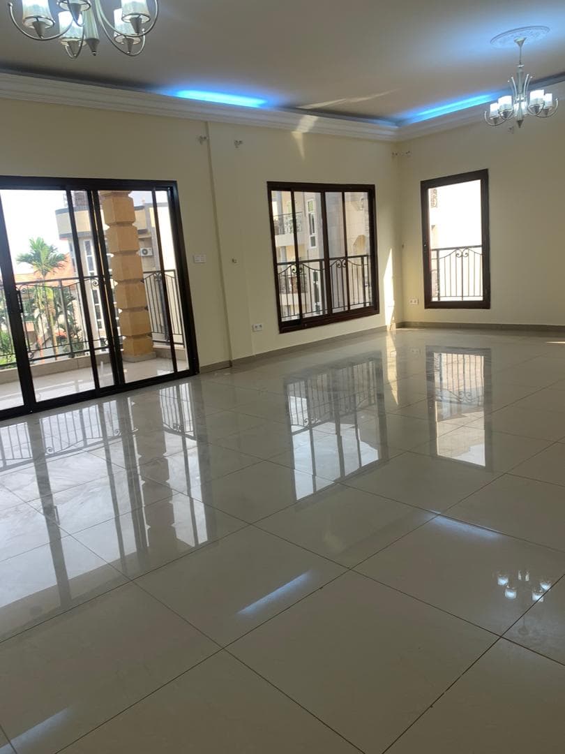 Appartement à louer - Yaoundé, Bastos, GOLF - 1 salon(s), 3 chambre(s), 3 salle(s) de bains - 1 000 000 FCFA / mois