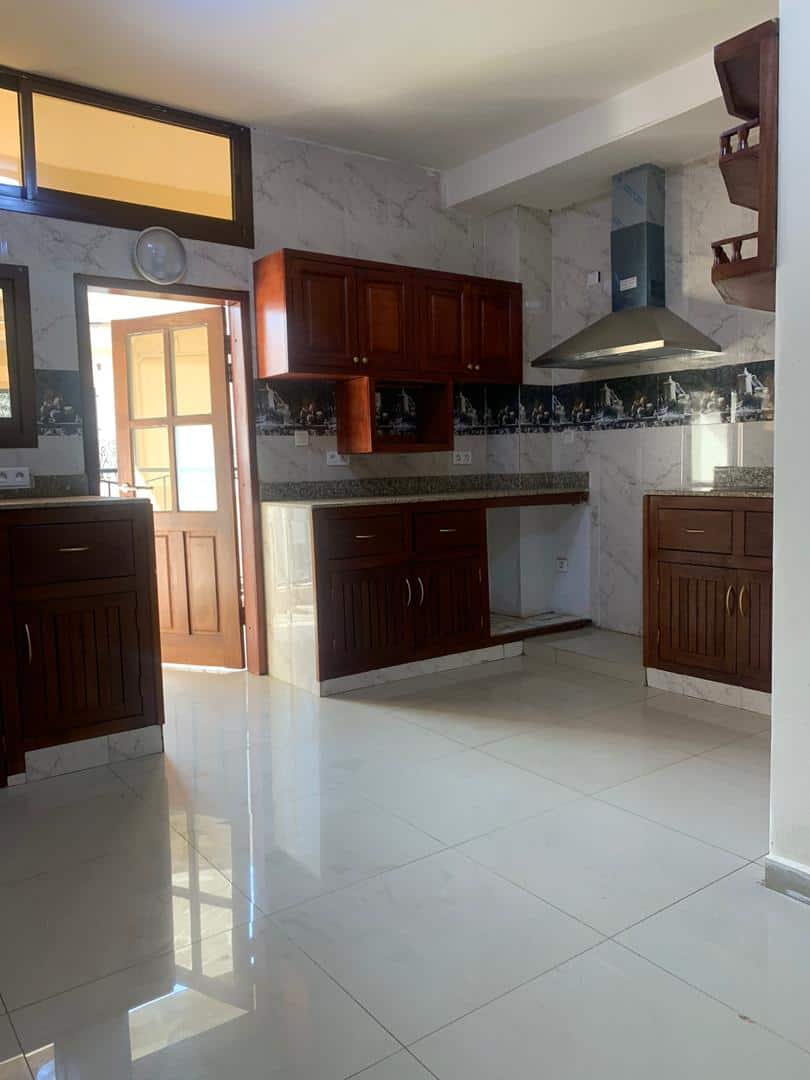Appartement à louer - Yaoundé, Bastos, GOLF - 1 salon(s), 3 chambre(s), 3 salle(s) de bains - 1 000 000 FCFA / mois