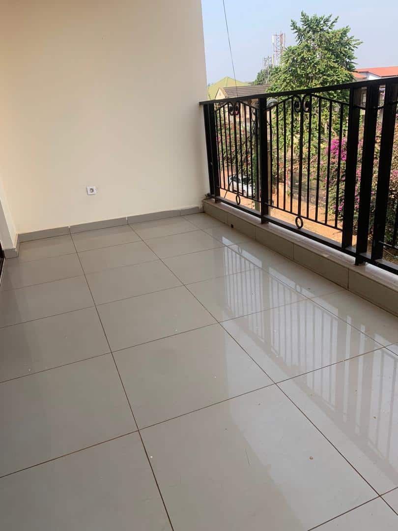 Appartement à louer - Yaoundé, Bastos, GOLF - 1 salon(s), 3 chambre(s), 3 salle(s) de bains - 1 000 000 FCFA / mois