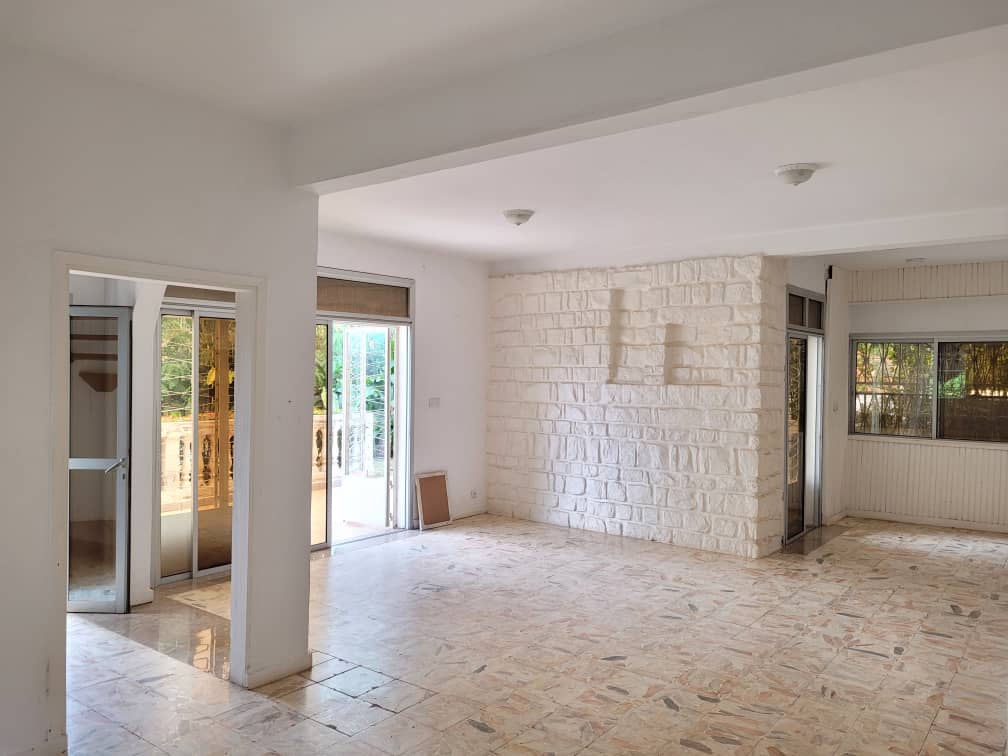 Maison (Duplex) à louer - Yaoundé, Bastos, Bastos centre - 2 salon(s), 3 chambre(s), 4 salle(s) de bains - 2 000 000 FCFA / mois