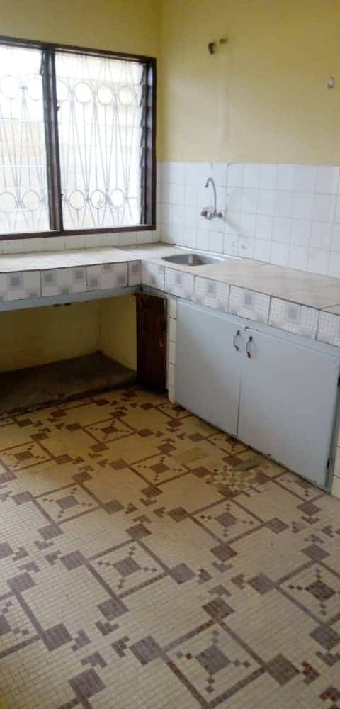 Maison (Villa) à louer - Yaoundé, Bastos, Bastos centre - 1 salon(s), 3 chambre(s), 3 salle(s) de bains - 500 000 FCFA / mois
