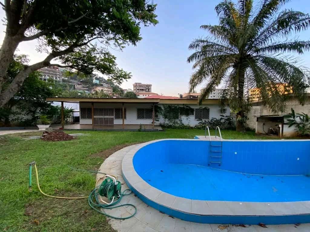 House (Villa) to rent - Yaoundé, Bastos, Bastos centre - 1 living room(s), 4 bedroom(s), 4 bathroom(s) - 2 000 000 FCFA / month