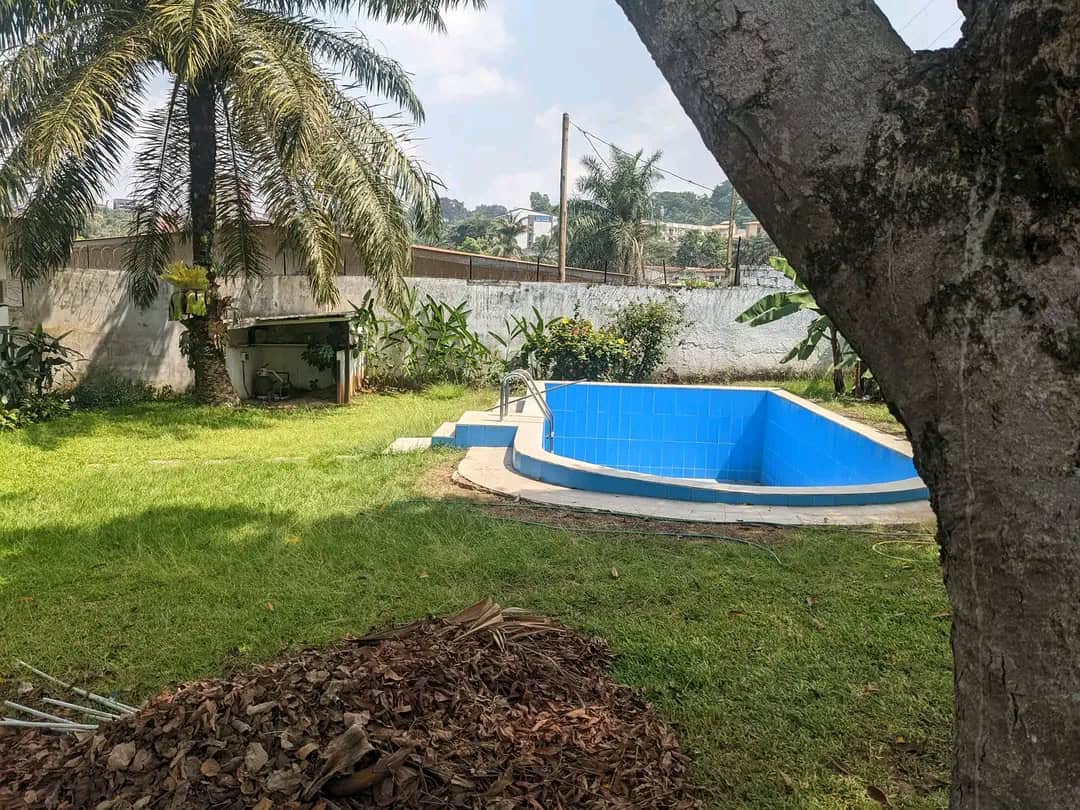 House (Villa) to rent - Yaoundé, Bastos, Bastos centre - 1 living room(s), 4 bedroom(s), 4 bathroom(s) - 2 000 000 FCFA / month