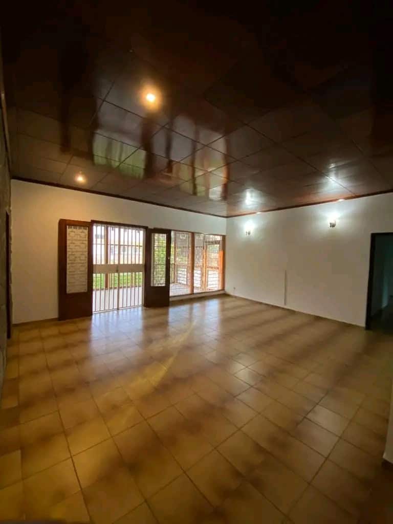 House (Villa) to rent - Yaoundé, Bastos, Bastos centre - 1 living room(s), 4 bedroom(s), 4 bathroom(s) - 2 000 000 FCFA / month