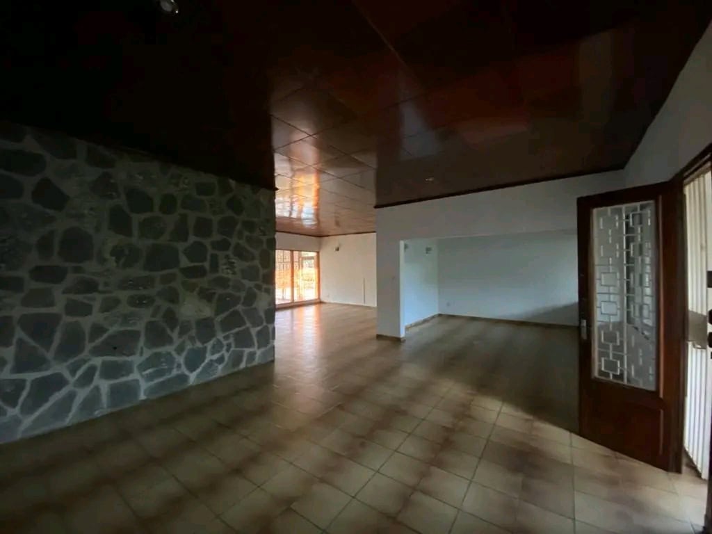 House (Villa) to rent - Yaoundé, Bastos, Bastos centre - 1 living room(s), 4 bedroom(s), 4 bathroom(s) - 2 000 000 FCFA / month