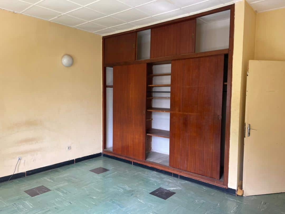 Maison (Duplex) à louer - Yaoundé, Bastos, Bastos centre - 2 salon(s), 4 chambre(s), 4 salle(s) de bains - 2 000 000 FCFA / mois