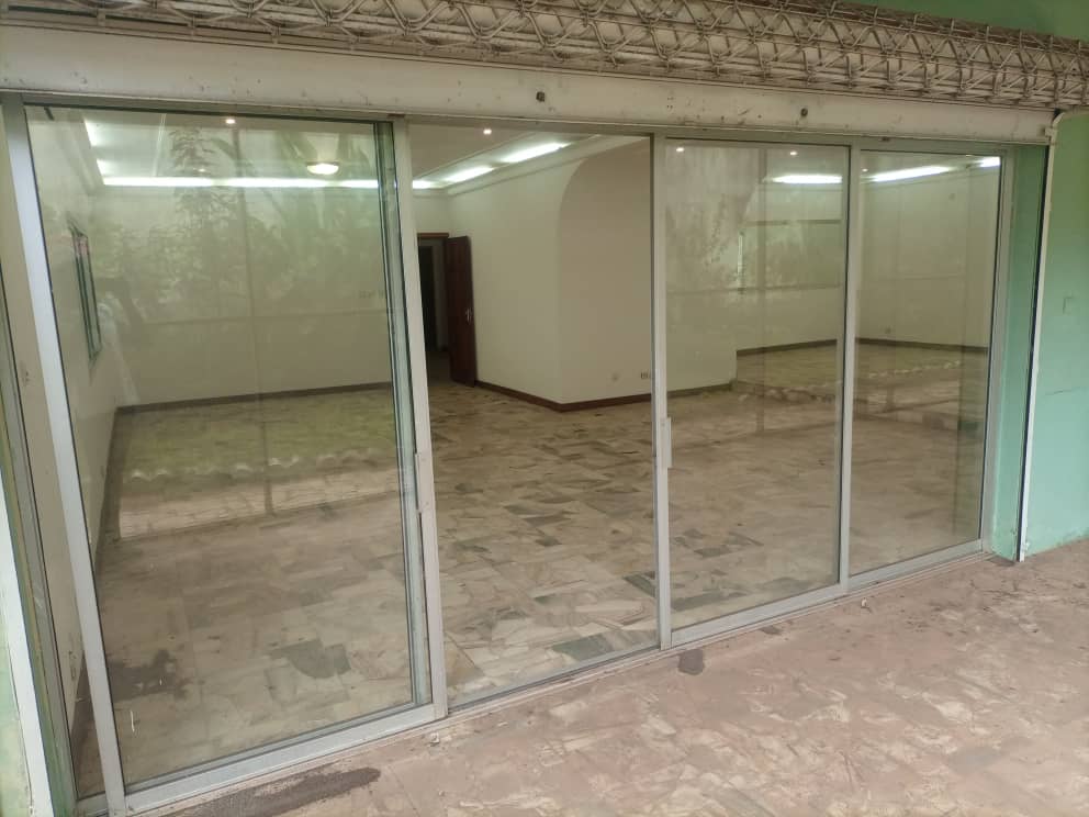House (Duplex) to rent - Yaoundé, Bastos, Bastos centre - 2 living room(s), 5 bedroom(s), 4 bathroom(s) - 2 000 000 FCFA / month