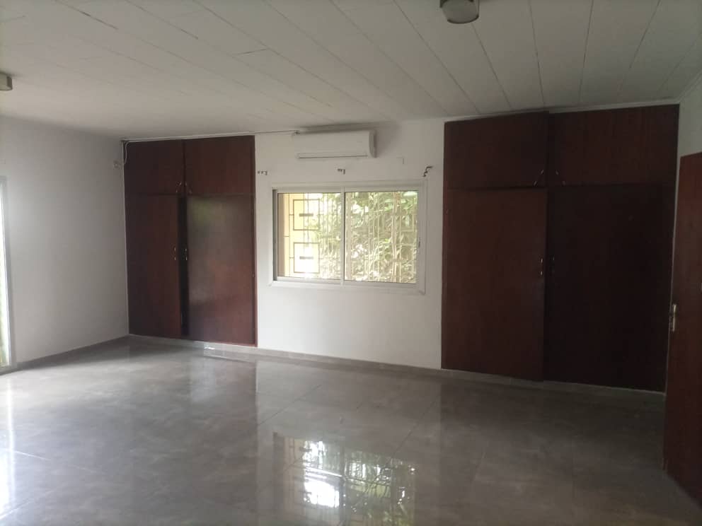 House (Duplex) to rent - Yaoundé, Bastos, Bastos centre - 2 living room(s), 5 bedroom(s), 4 bathroom(s) - 2 000 000 FCFA / month