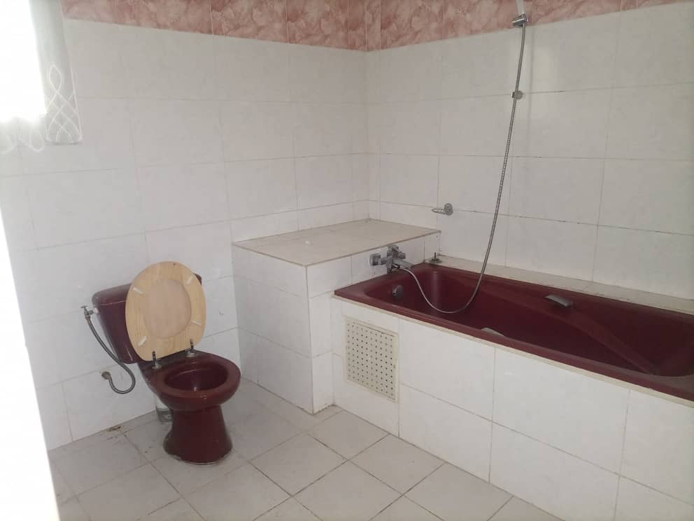 House (Duplex) to rent - Yaoundé, Bastos, Bastos centre - 2 living room(s), 5 bedroom(s), 4 bathroom(s) - 2 000 000 FCFA / month