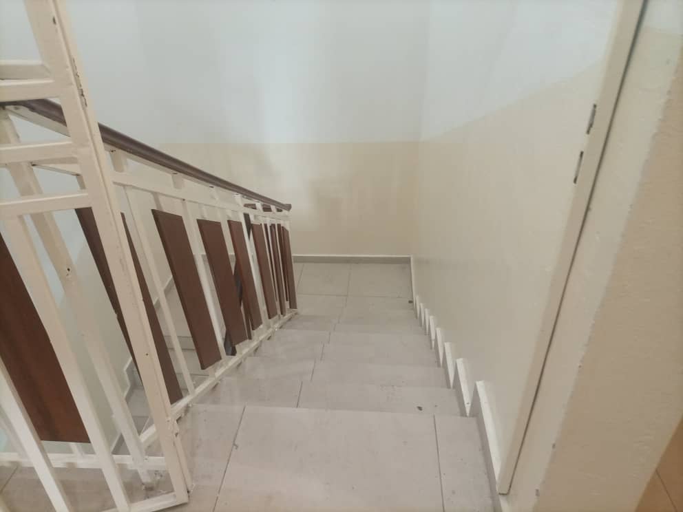 House (Duplex) to rent - Yaoundé, Bastos, Bastos centre - 2 living room(s), 5 bedroom(s), 4 bathroom(s) - 2 000 000 FCFA / month
