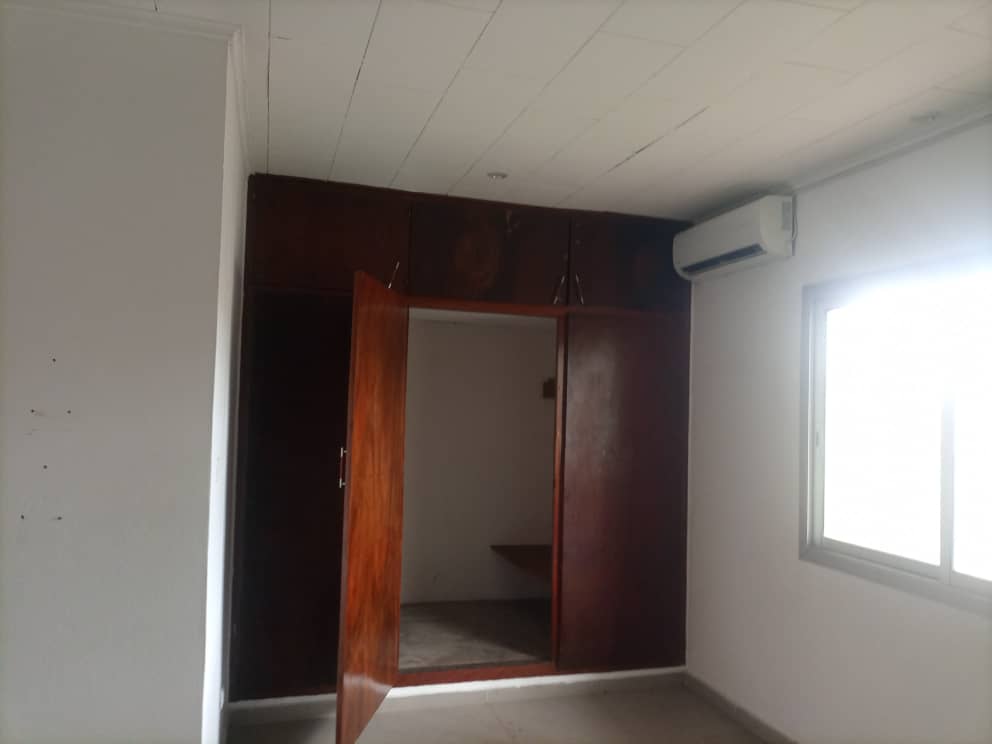 House (Duplex) to rent - Yaoundé, Bastos, Bastos centre - 2 living room(s), 5 bedroom(s), 4 bathroom(s) - 2 000 000 FCFA / month