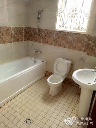 Apartment to rent - Yaoundé, Bastos, Bastos centre - 1 living room(s), 3 bedroom(s), 3 bathroom(s) - 650 000 FCFA / month