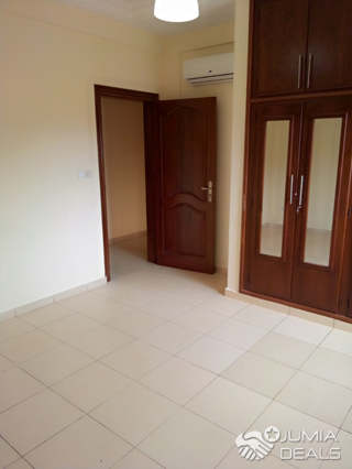 Apartment to rent - Yaoundé, Bastos, Bastos centre - 1 living room(s), 3 bedroom(s), 3 bathroom(s) - 650 000 FCFA / month