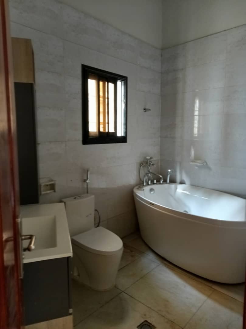 House (Villa) to rent - Yaoundé, Bastos, GOLF - 2 living room(s), 4 bedroom(s), 4 bathroom(s) - 2 000 000 FCFA / month