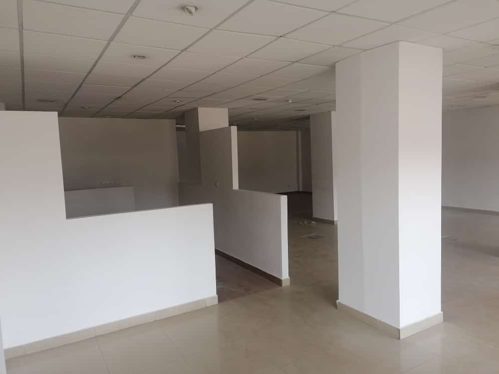 Shop to rent at Yaoundé, Bastos, Bastos centre - 230 m2 - 600 000 FCFA