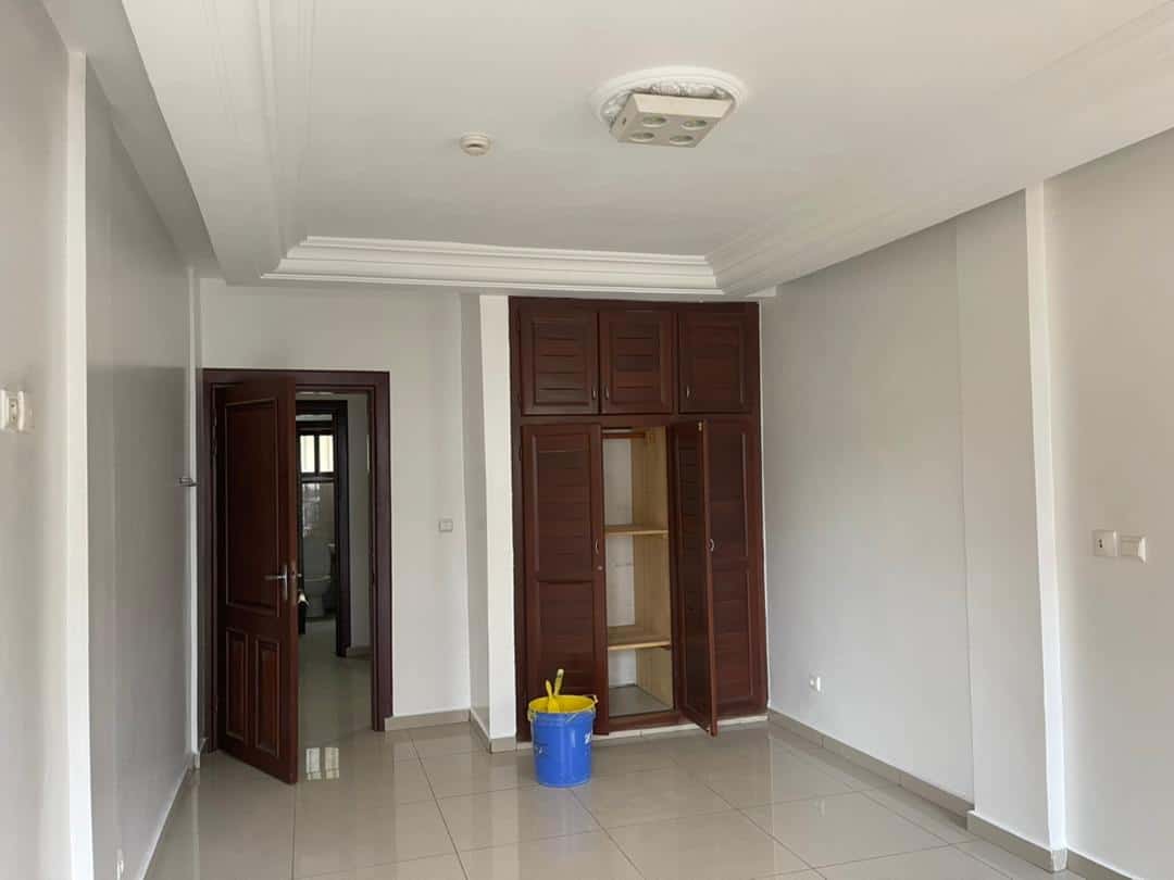 Apartment to rent - Yaoundé, Bastos, Bastos centre - 1 living room(s), 3 bedroom(s), 3 bathroom(s) - 750 000 FCFA / month