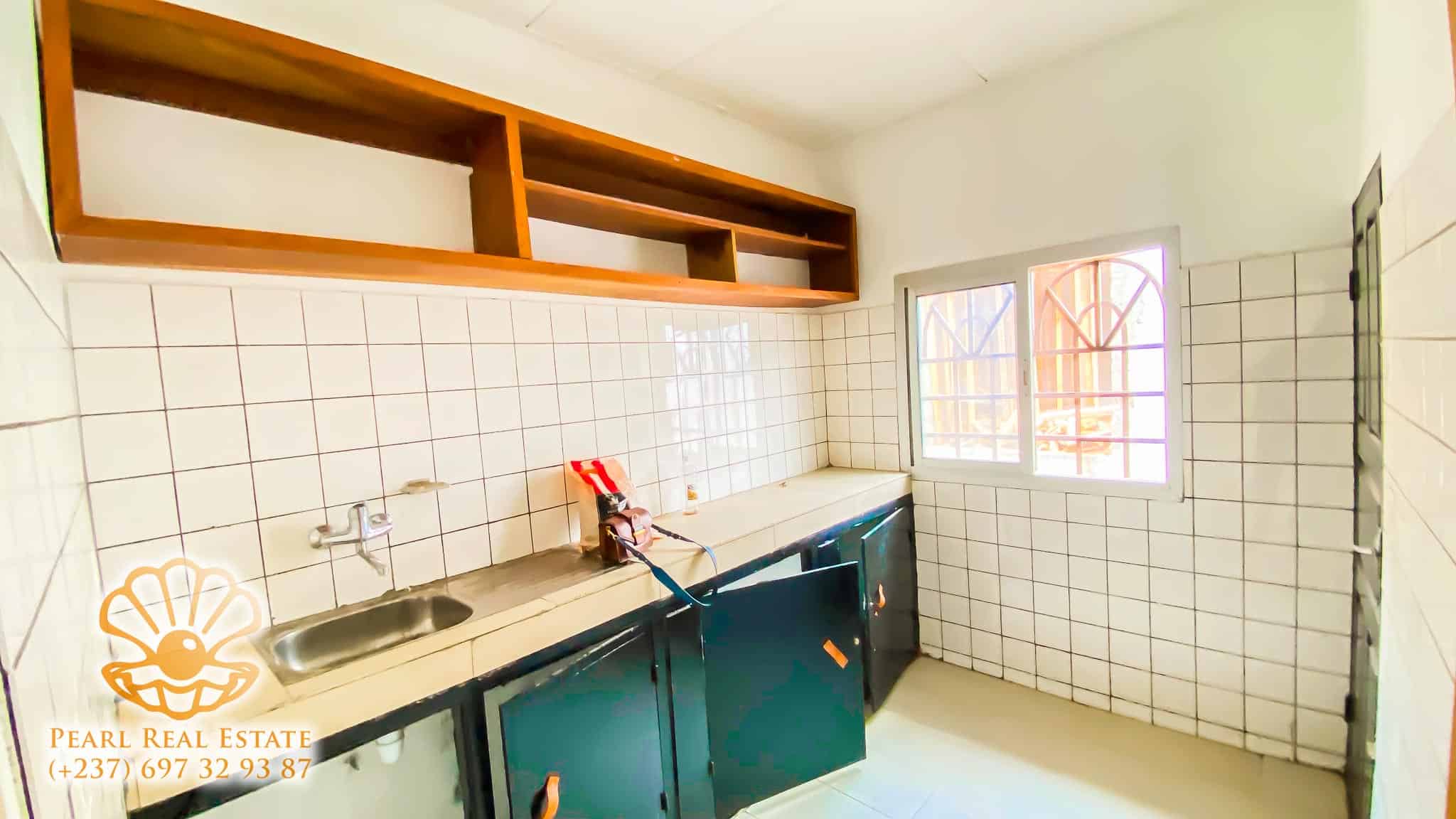 Apartment to rent - Yaoundé, Bastos, Clinique du Golf - 1 living room(s), 2 bedroom(s), 1 bathroom(s) - 250 000 FCFA / month