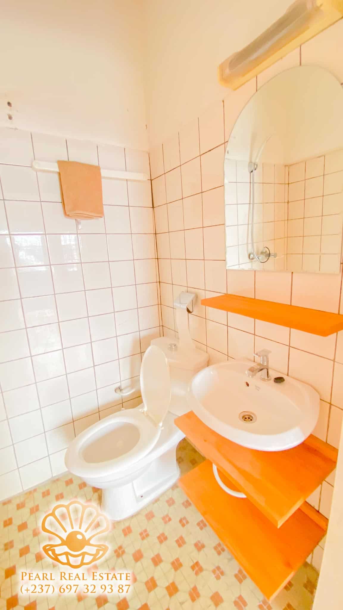 Appartement à louer - Yaoundé, Bastos, Clinique du Golf - 1 salon(s), 2 chambre(s), 1 salle(s) de bains - 250 000 FCFA / mois