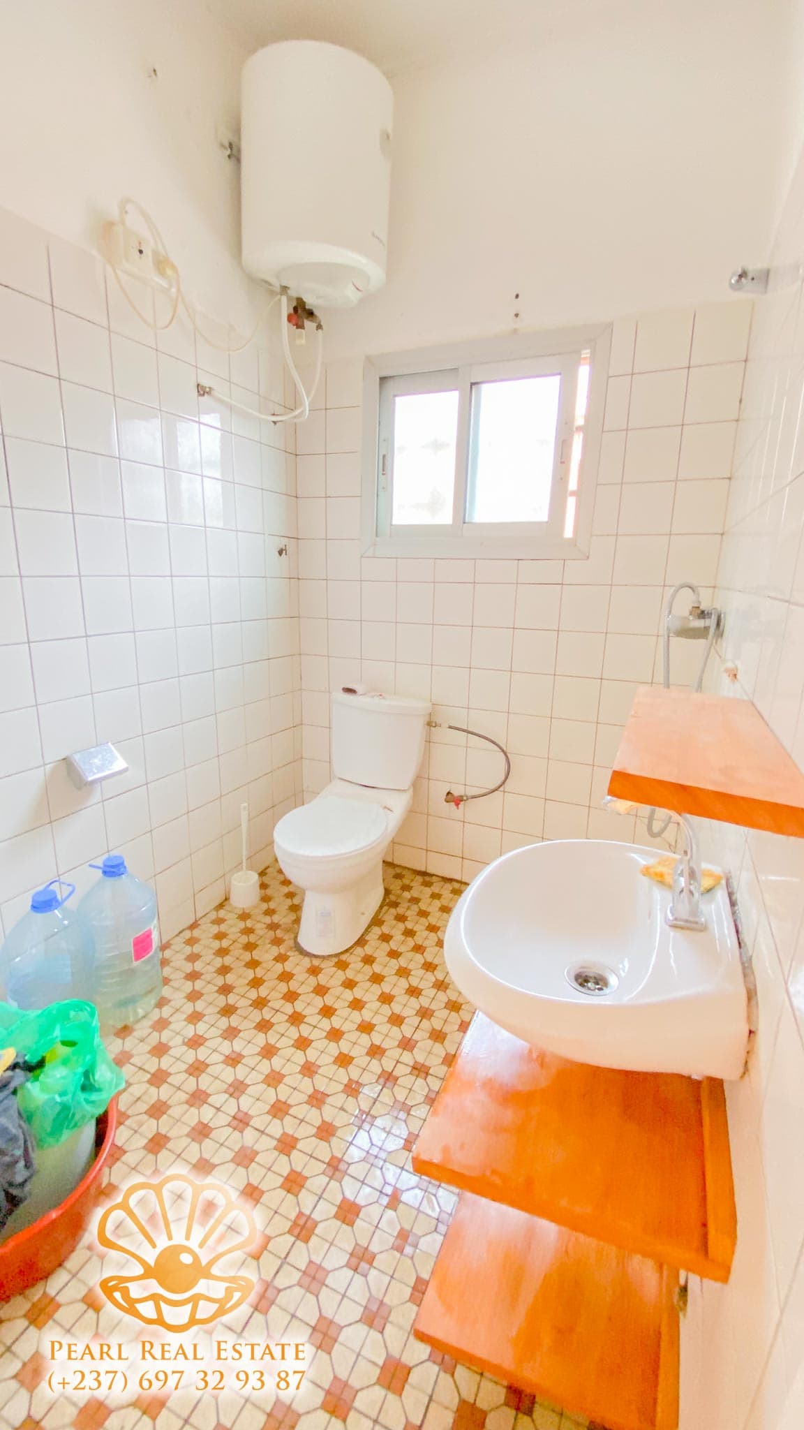 Appartement à louer - Yaoundé, Bastos, Clinique du Golf - 1 salon(s), 2 chambre(s), 1 salle(s) de bains - 250 000 FCFA / mois