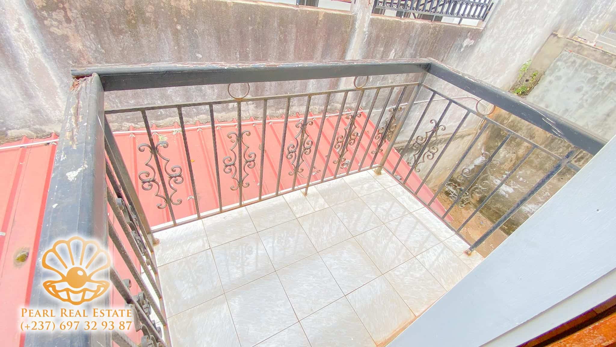Appartement à louer - Yaoundé, Bastos, Clinique du Golf - 1 salon(s), 2 chambre(s), 1 salle(s) de bains - 250 000 FCFA / mois