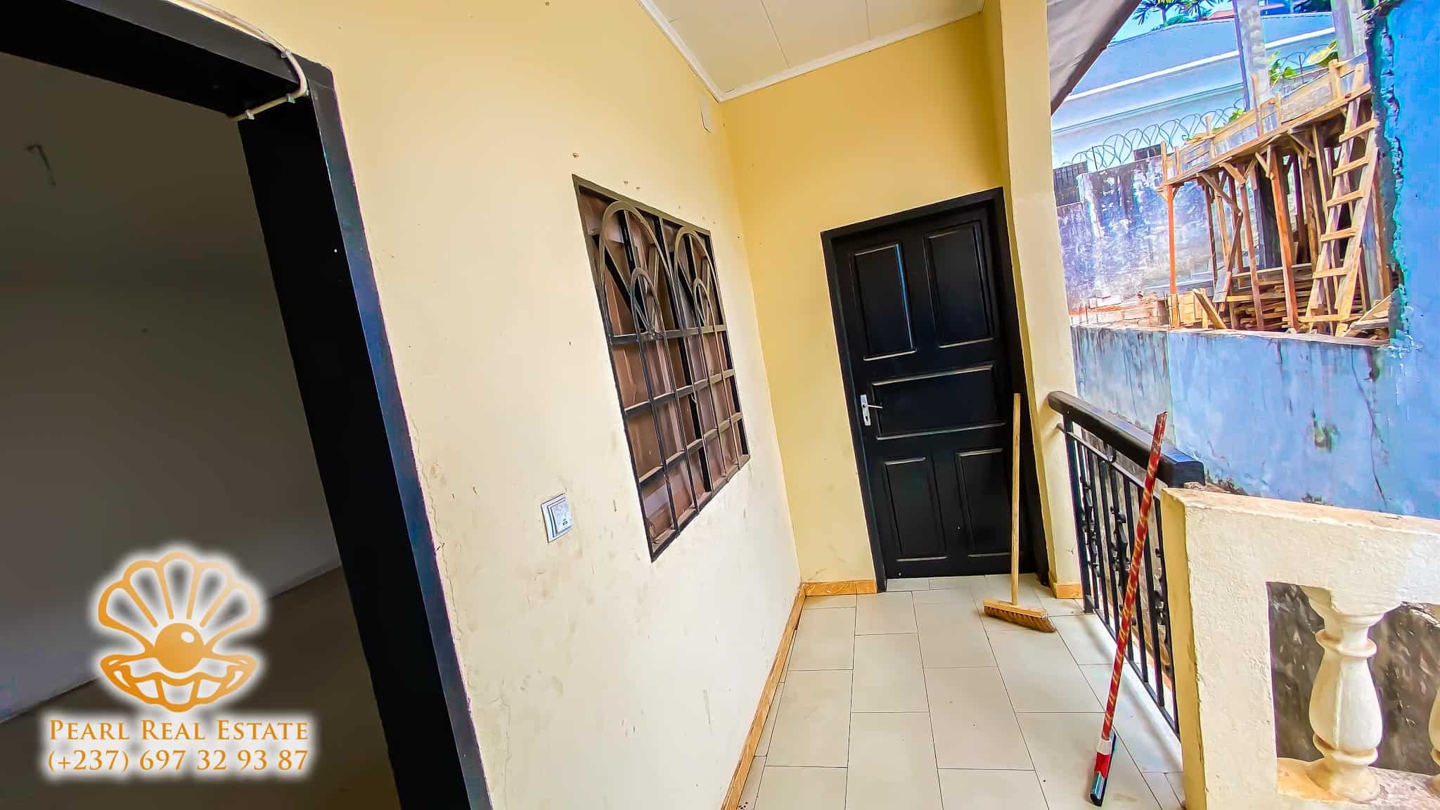 Appartement à louer - Yaoundé, Bastos, Clinique du Golf - 1 salon(s), 2 chambre(s), 1 salle(s) de bains - 250 000 FCFA / mois