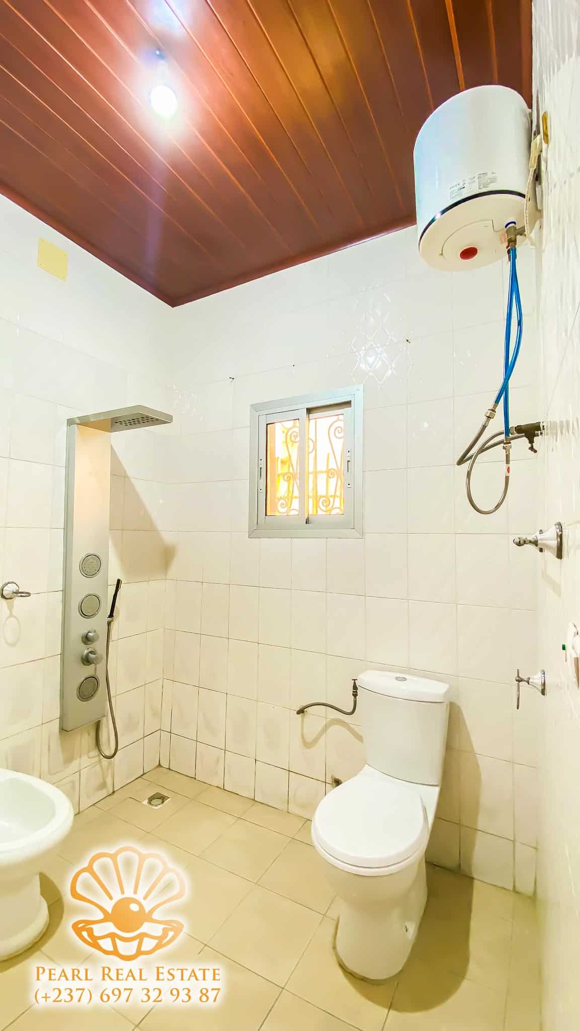 Maison (Villa) à louer - Yaoundé, Bastos, Golf - 1 salon(s), 4 chambre(s), 3 salle(s) de bains - 1 500 000 FCFA / mois