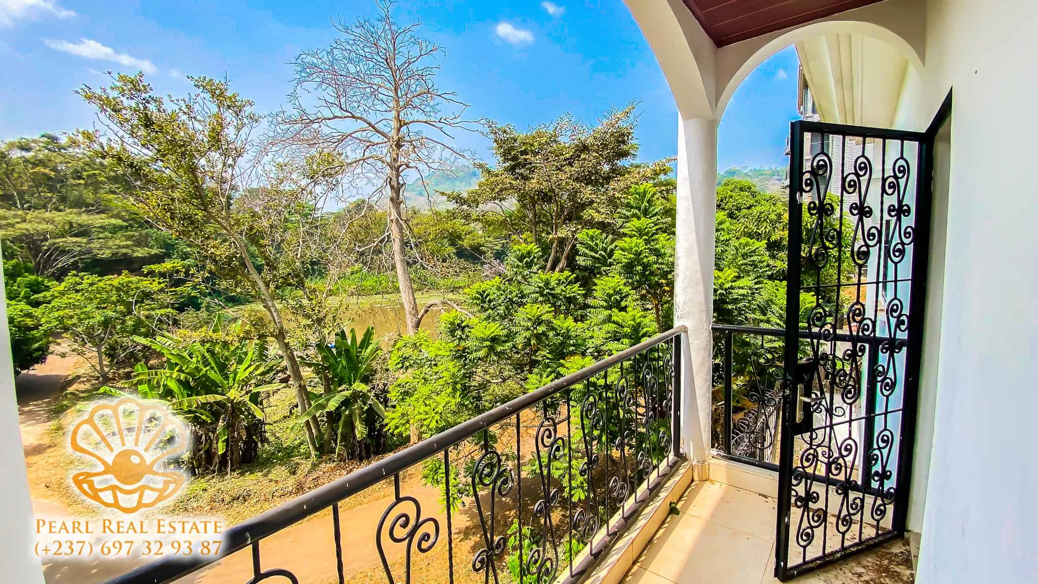 Maison (Villa) à louer - Yaoundé, Bastos, Golf - 1 salon(s), 4 chambre(s), 3 salle(s) de bains - 1 500 000 FCFA / mois