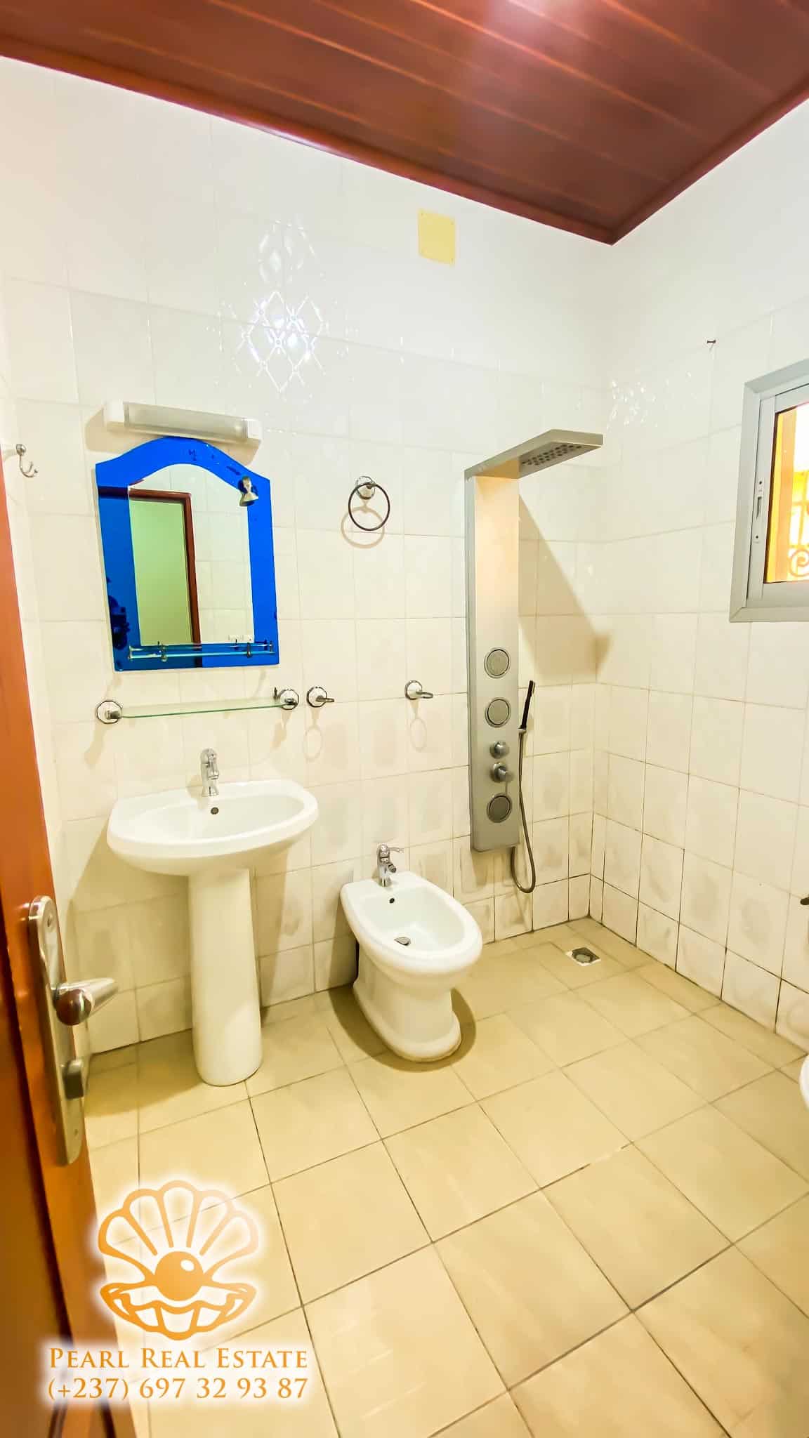 Maison (Villa) à louer - Yaoundé, Bastos, Golf - 1 salon(s), 4 chambre(s), 3 salle(s) de bains - 1 500 000 FCFA / mois