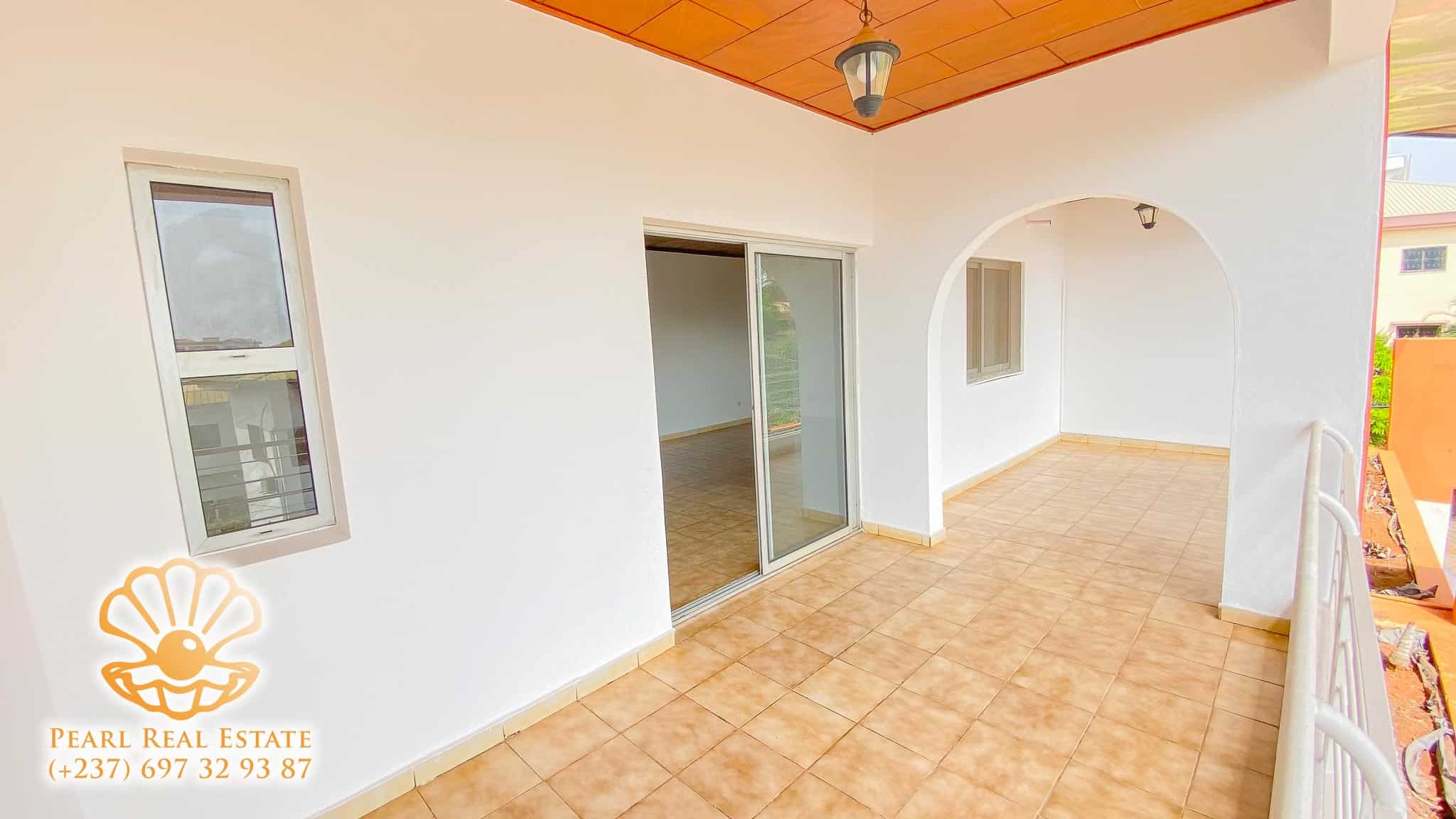 Apartment to rent - Yaoundé, Bastos, Golf - 1 living room(s), 3 bedroom(s), 2 bathroom(s) - 600 000 FCFA / month