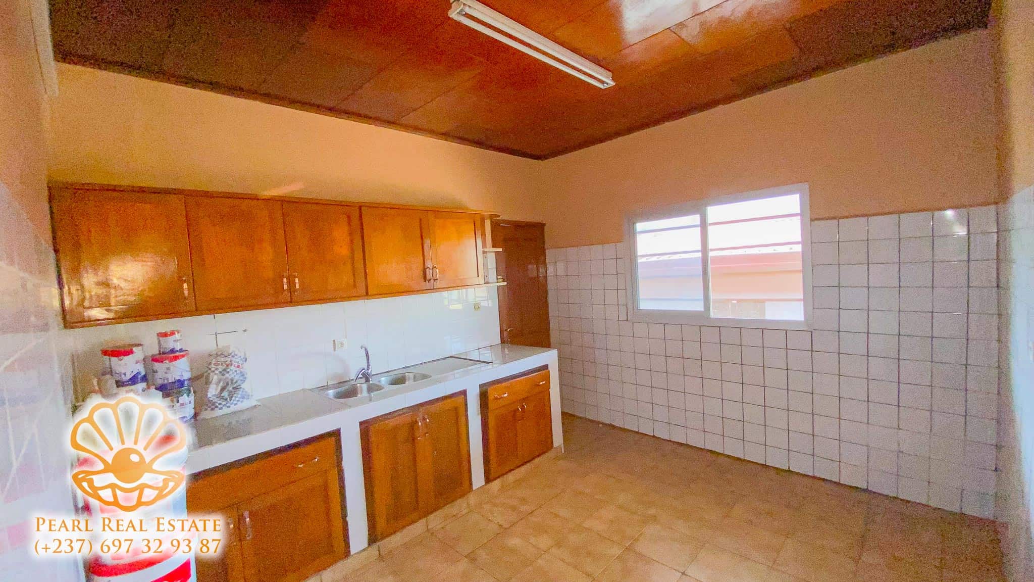 Apartment to rent - Yaoundé, Bastos, Golf - 1 living room(s), 3 bedroom(s), 2 bathroom(s) - 600 000 FCFA / month