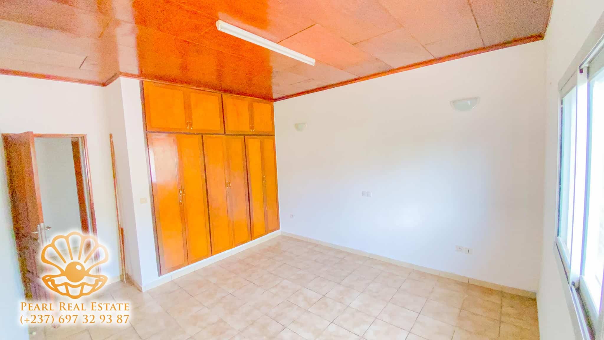 Apartment to rent - Yaoundé, Bastos, Golf - 1 living room(s), 3 bedroom(s), 2 bathroom(s) - 600 000 FCFA / month