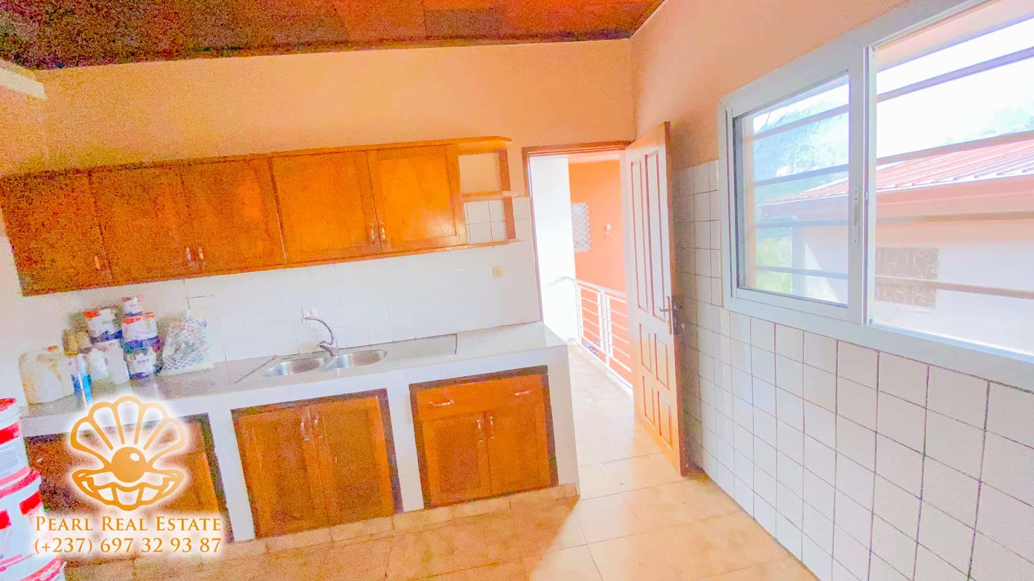 Apartment to rent - Yaoundé, Bastos, Golf - 1 living room(s), 3 bedroom(s), 2 bathroom(s) - 600 000 FCFA / month