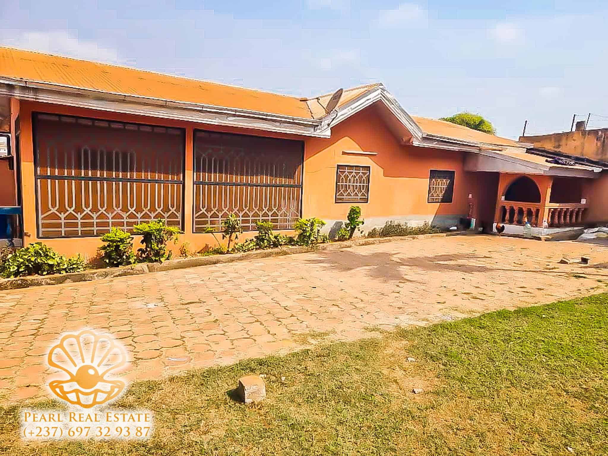 Maison (Villa) à louer - Yaoundé, Mfandena, Omnisports - 1 salon(s), 3 chambre(s), 2 salle(s) de bains - 300 000 FCFA / mois