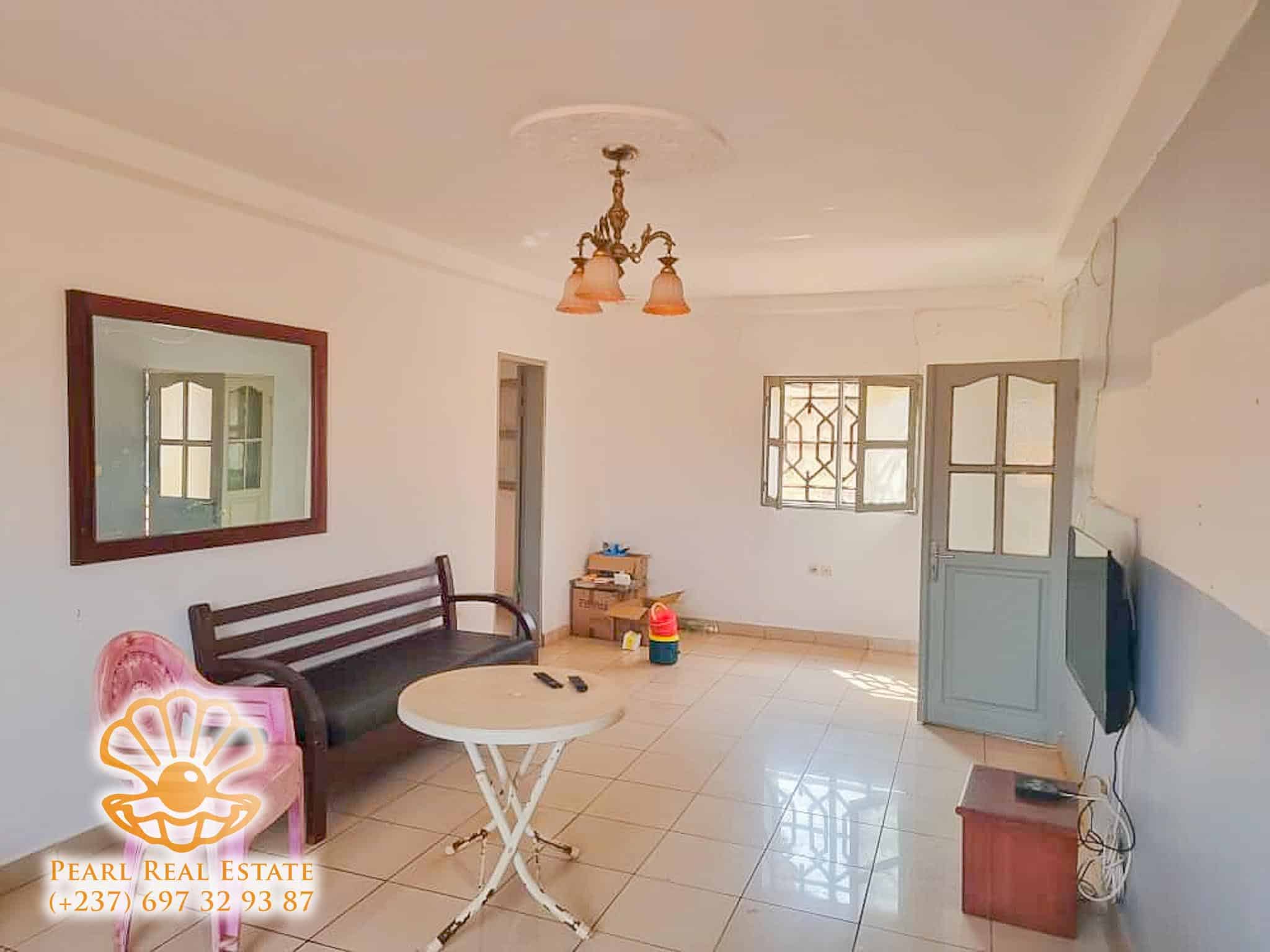 Maison (Villa) à louer - Yaoundé, Mfandena, Omnisports - 1 salon(s), 3 chambre(s), 2 salle(s) de bains - 300 000 FCFA / mois