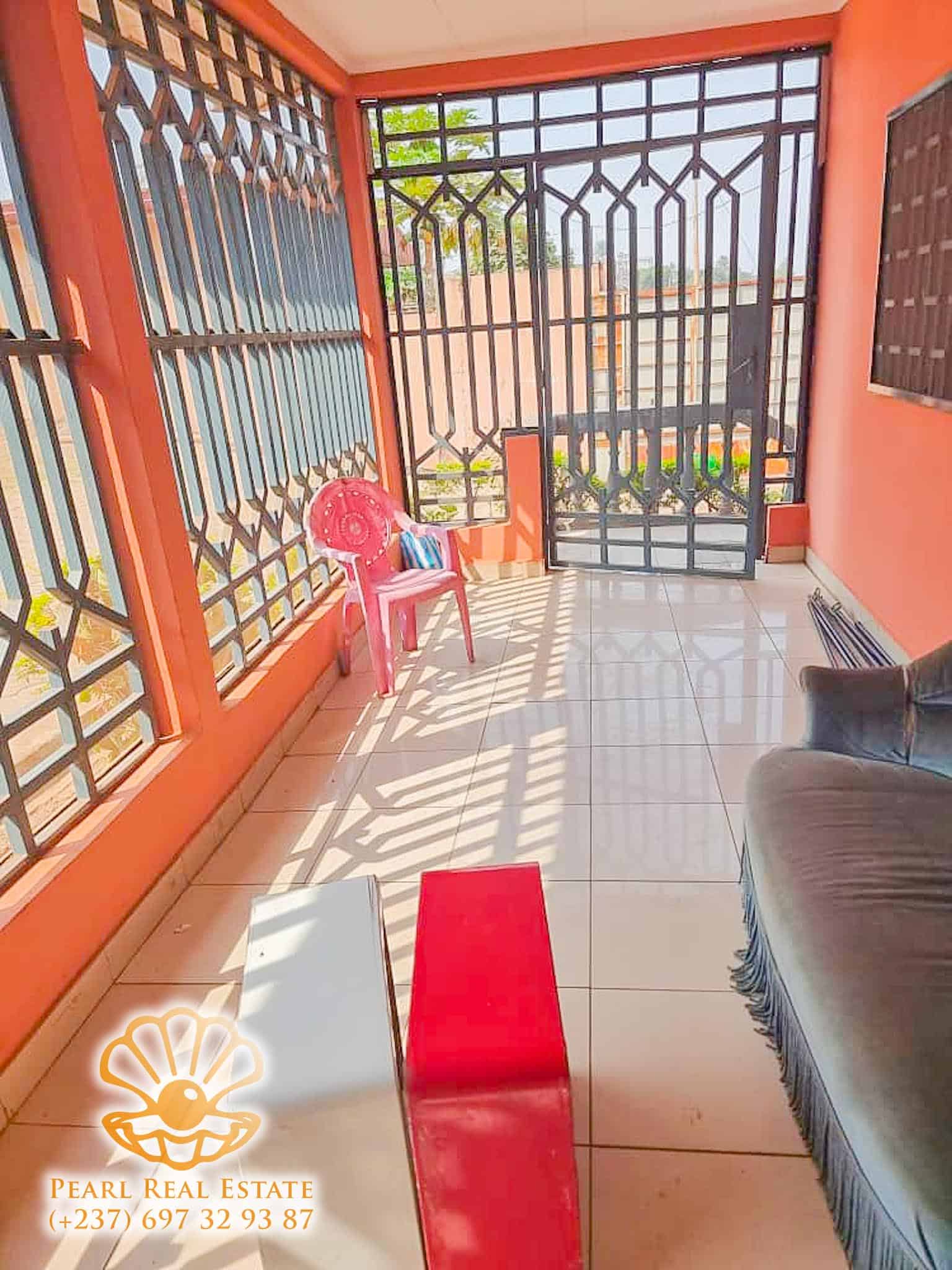Maison (Villa) à louer - Yaoundé, Mfandena, Omnisports - 1 salon(s), 3 chambre(s), 2 salle(s) de bains - 300 000 FCFA / mois