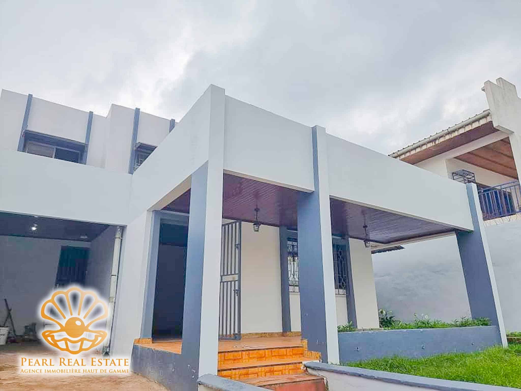 Maison (Villa) à louer - Yaoundé, Bastos, Laboratoire MEKA - 1 salon(s), 3 chambre(s), 2 salle(s) de bains - 800 000 FCFA / mois