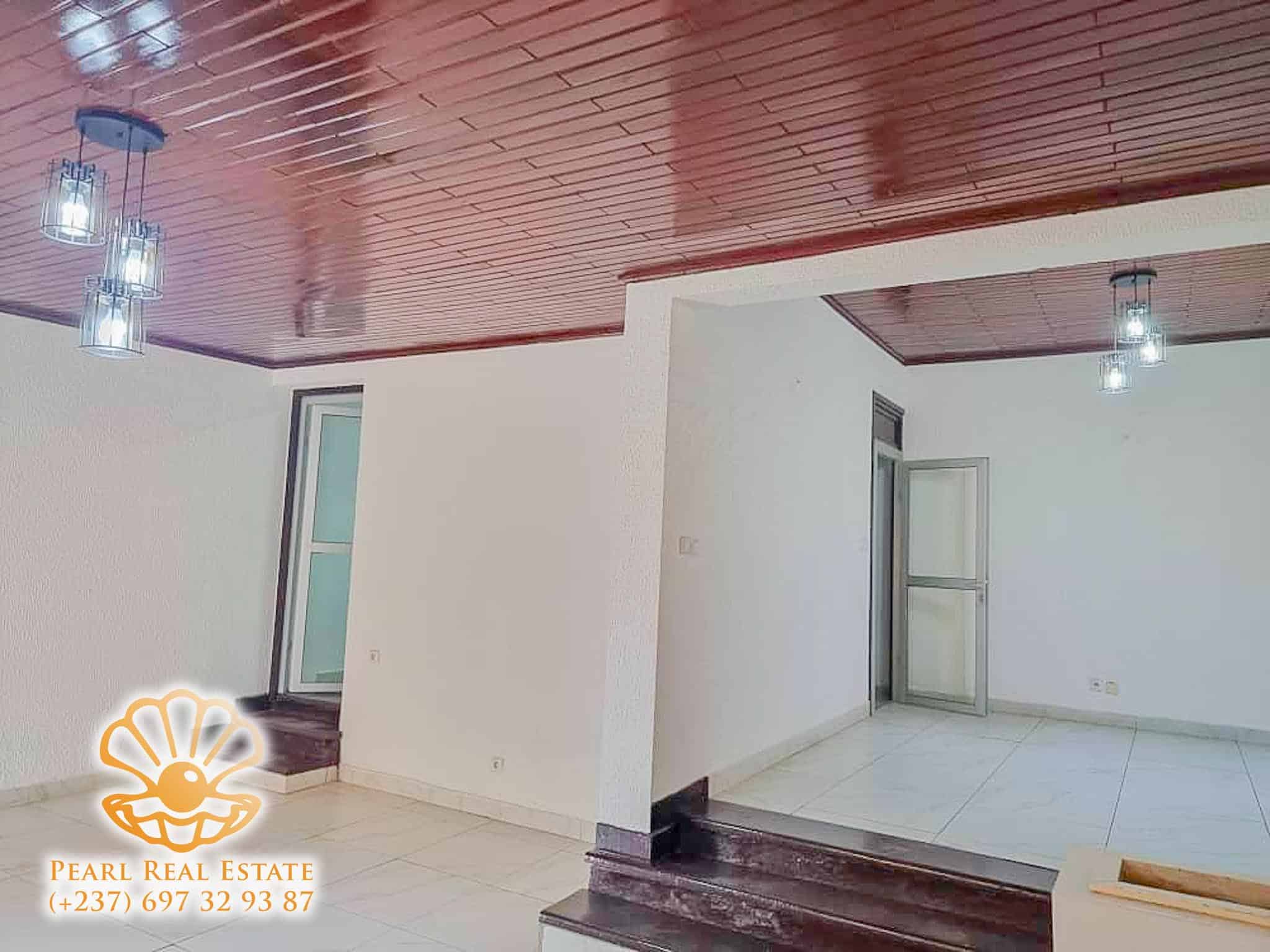 Maison (Villa) à louer - Yaoundé, Bastos, Laboratoire MEKA - 1 salon(s), 3 chambre(s), 2 salle(s) de bains - 800 000 FCFA / mois
