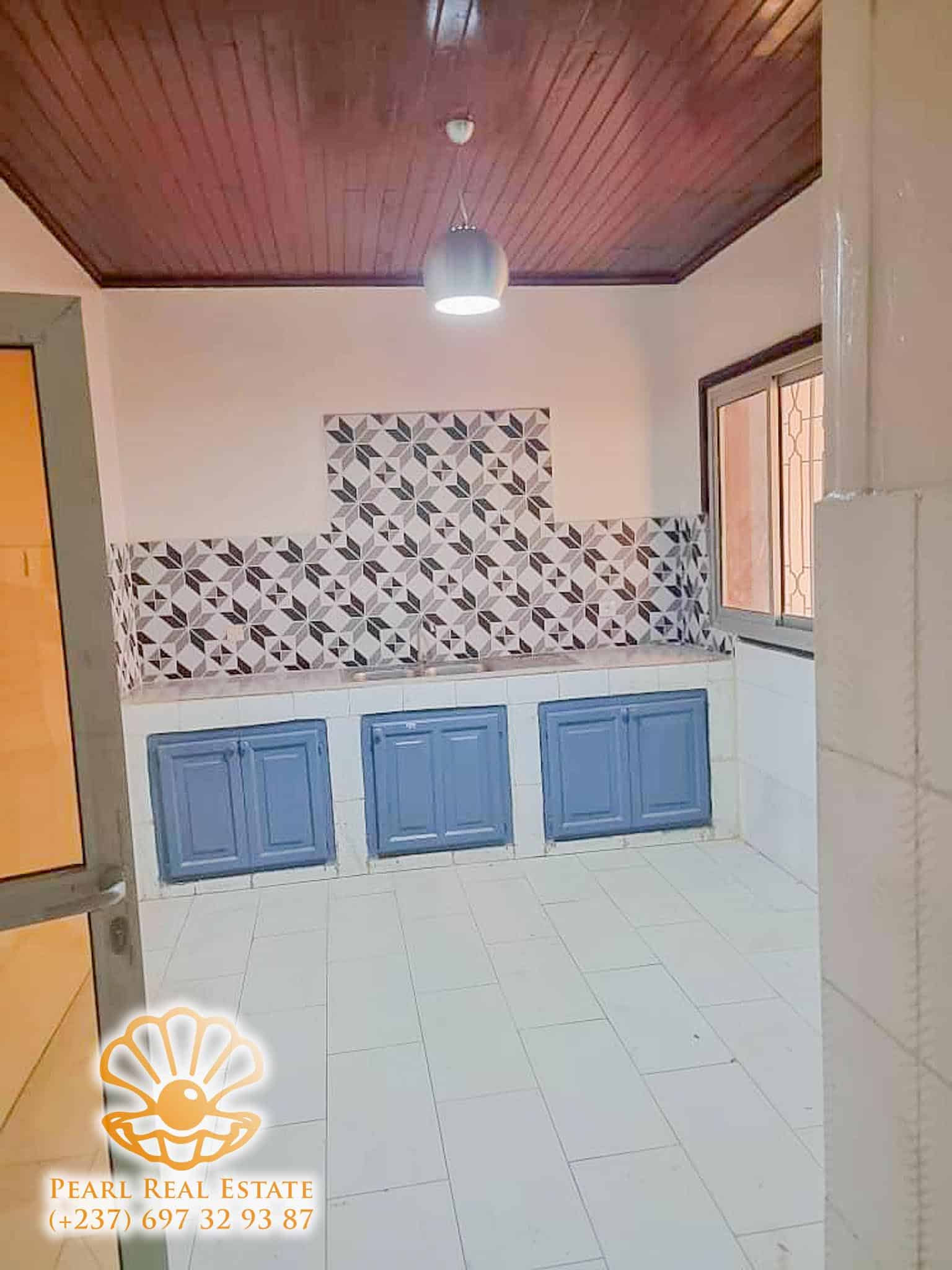 Maison (Villa) à louer - Yaoundé, Bastos, Laboratoire MEKA - 1 salon(s), 3 chambre(s), 2 salle(s) de bains - 800 000 FCFA / mois