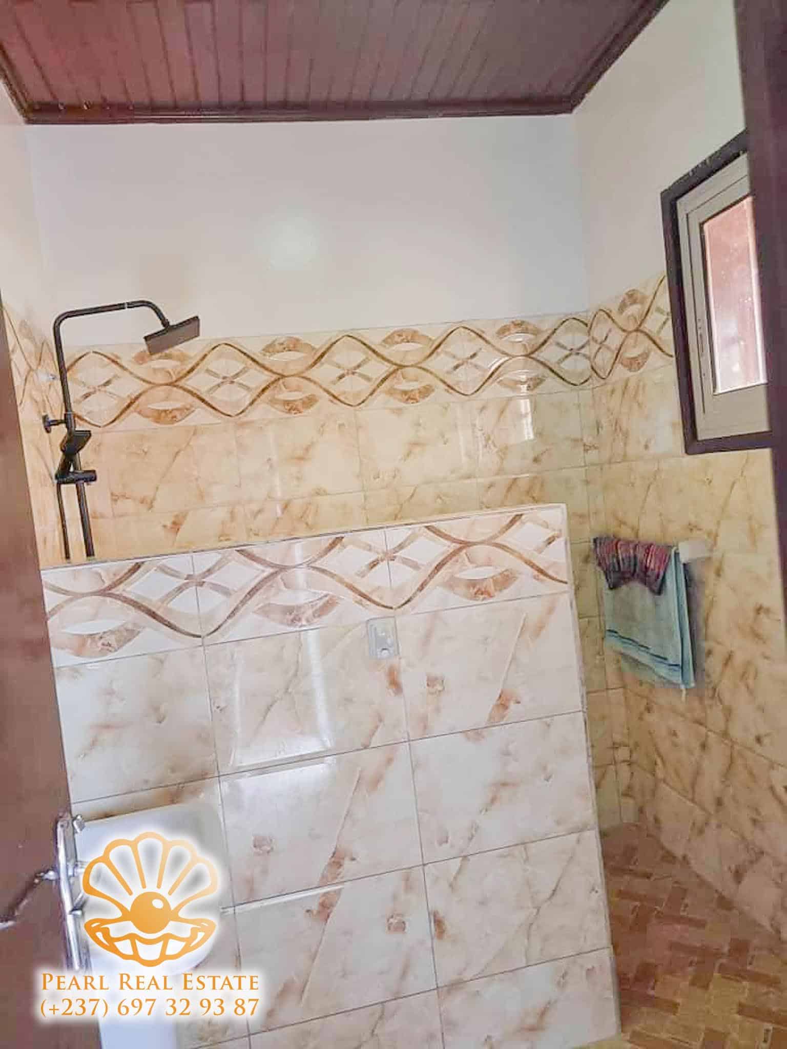 Maison (Villa) à louer - Yaoundé, Bastos, Laboratoire MEKA - 1 salon(s), 3 chambre(s), 2 salle(s) de bains - 800 000 FCFA / mois