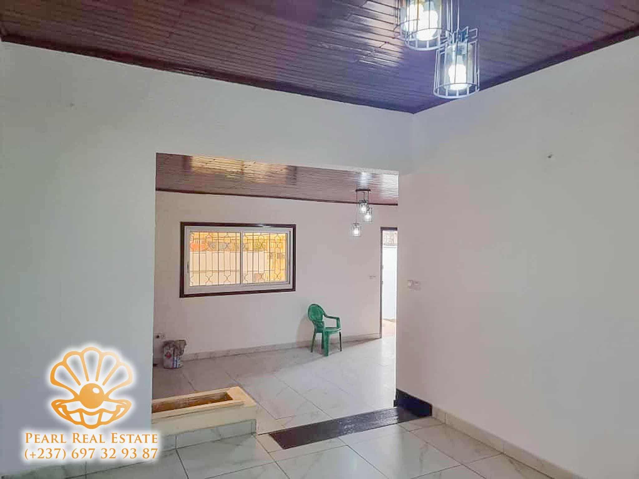 Maison (Villa) à louer - Yaoundé, Bastos, Laboratoire MEKA - 1 salon(s), 3 chambre(s), 2 salle(s) de bains - 800 000 FCFA / mois