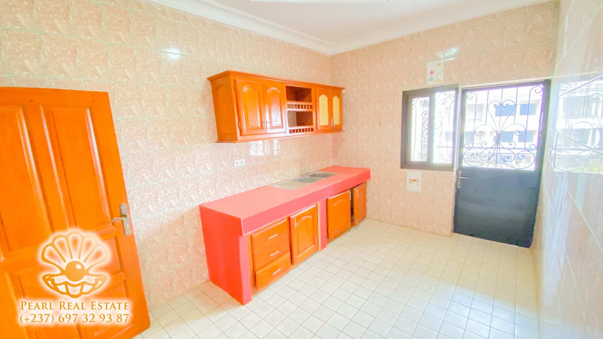 Apartment to rent - Yaoundé, Bastos, Golf présidence - 1 living room(s), 3 bedroom(s), 2 bathroom(s) - 1 300 000 FCFA / month