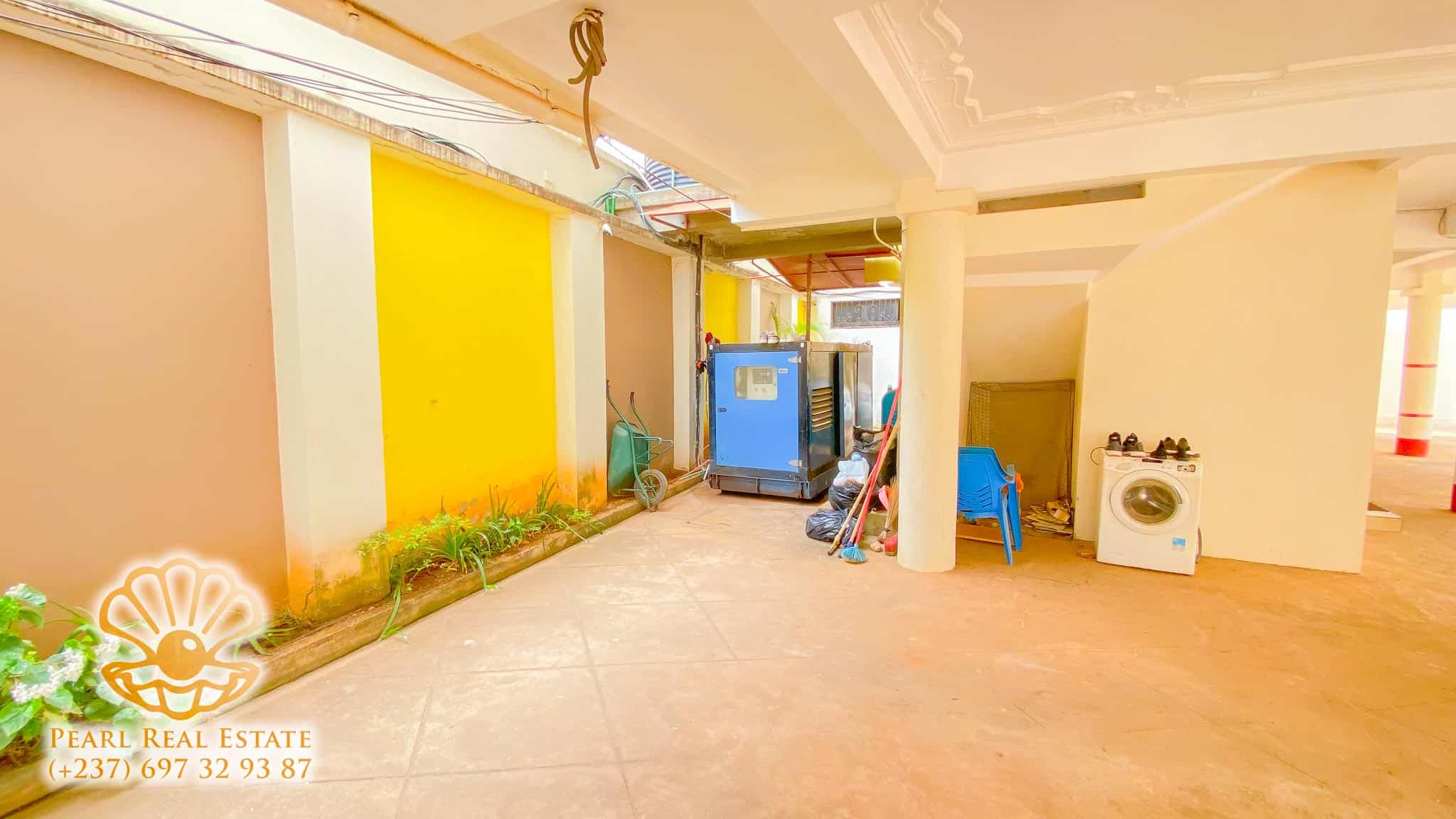 Apartment to rent - Yaoundé, Bastos, Golf présidence - 1 living room(s), 3 bedroom(s), 2 bathroom(s) - 1 300 000 FCFA / month