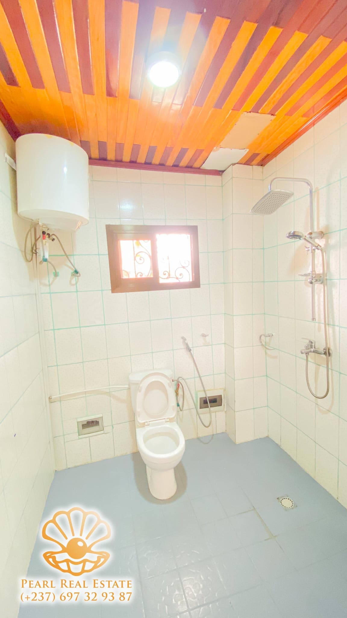 Apartment to rent - Yaoundé, Bastos, Golf présidence - 1 living room(s), 3 bedroom(s), 2 bathroom(s) - 1 300 000 FCFA / month