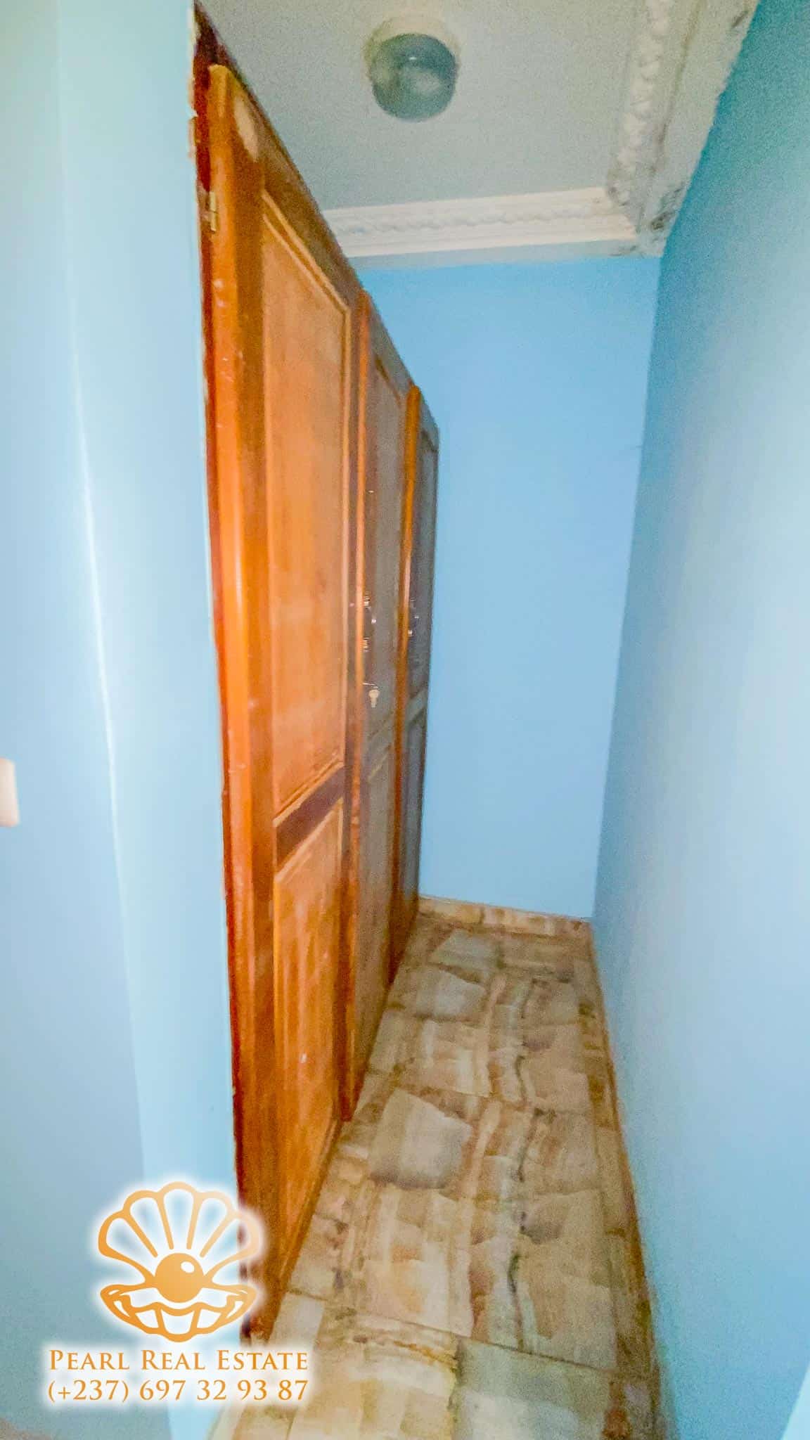 Appartement à louer - Yaoundé, Mfandena, Derrière le stade - 1 salon(s), 3 chambre(s), 2 salle(s) de bains - 350 000 FCFA / mois