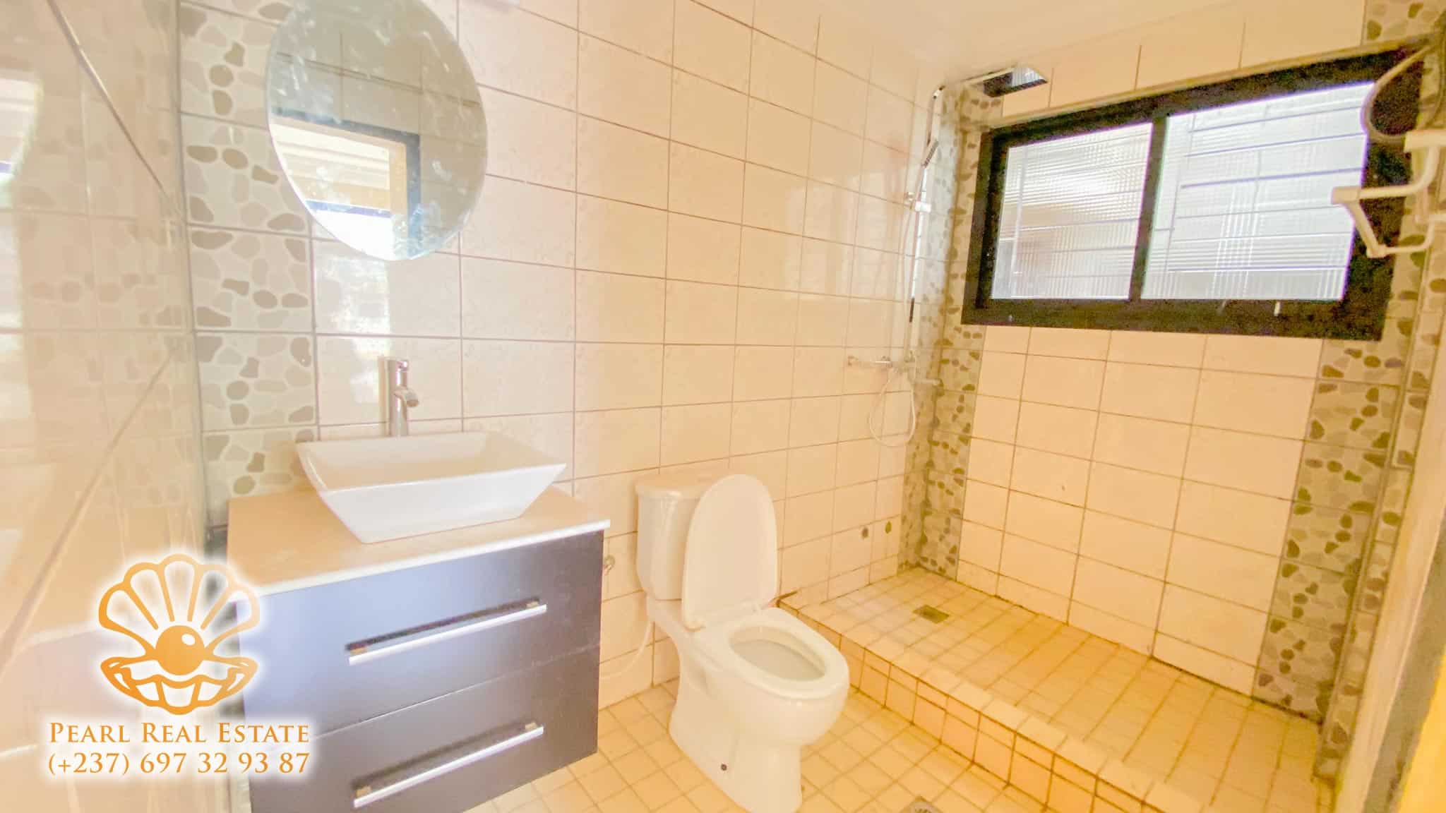 Appartement à louer - Yaoundé, Mfandena, Stade - 1 salon(s), 3 chambre(s), 2 salle(s) de bains - 550 000 FCFA / mois