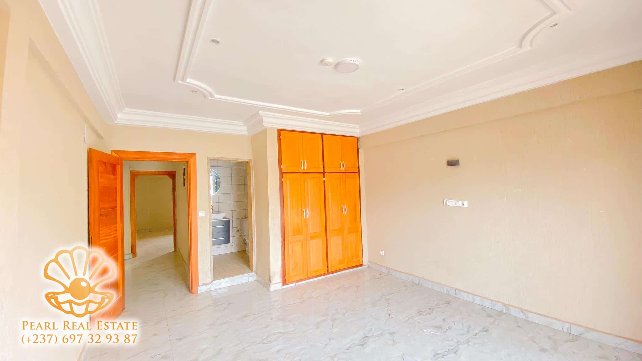 Appartement à louer - Yaoundé, Mfandena, Stade - 1 salon(s), 3 chambre(s), 2 salle(s) de bains - 550 000 FCFA / mois
