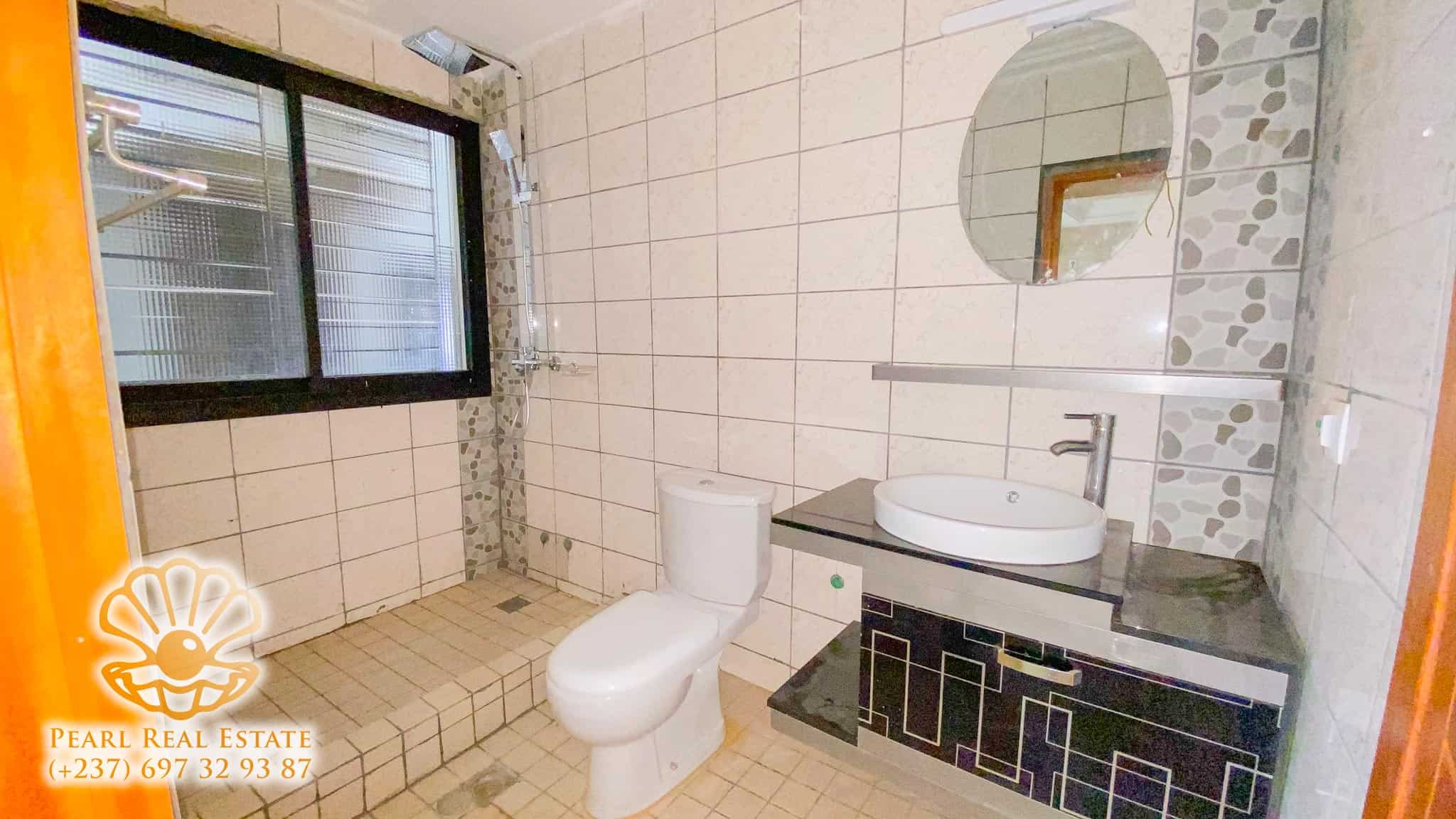 Appartement à louer - Yaoundé, Mfandena, Stade - 1 salon(s), 3 chambre(s), 2 salle(s) de bains - 550 000 FCFA / mois