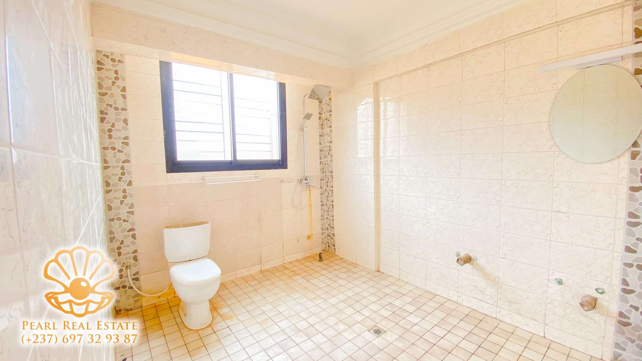 Appartement à louer - Yaoundé, Mfandena, Stade - 1 salon(s), 3 chambre(s), 2 salle(s) de bains - 550 000 FCFA / mois