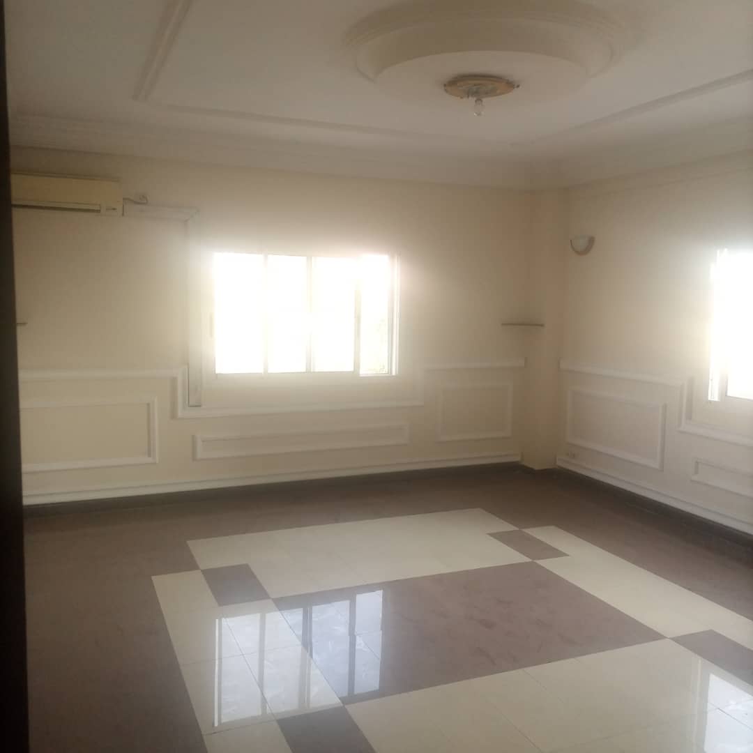 Apartment to rent - Douala, Bonapriso, Bon Bonapriso - 1 living room(s), 2 bedroom(s), 1 bathroom(s) - 700 000 FCFA / month