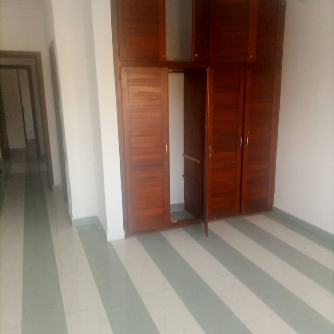 Appartement à louer - Douala, Bonapriso, Bon Bonapriso - 1 salon(s), 2 chambre(s), 1 salle(s) de bains - 700 000 FCFA / mois